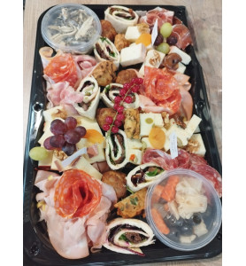 Plateau mix charcuterie & fromages (avec olives, wraps & légumes grillés)